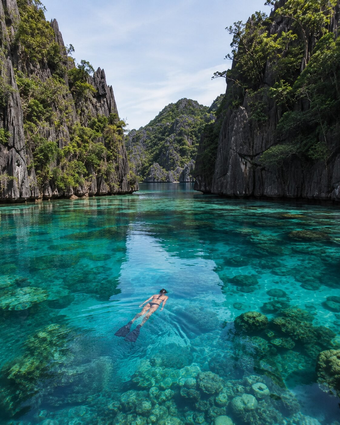 Laguna de aguas turquesas entre acantilados de Coron en Filipinas