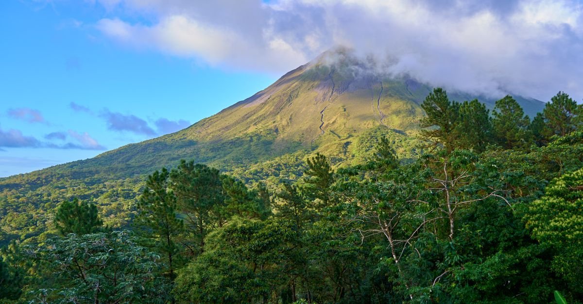 Aguas termales frente al volcán Arenal en una luna de miel en Costa Rica