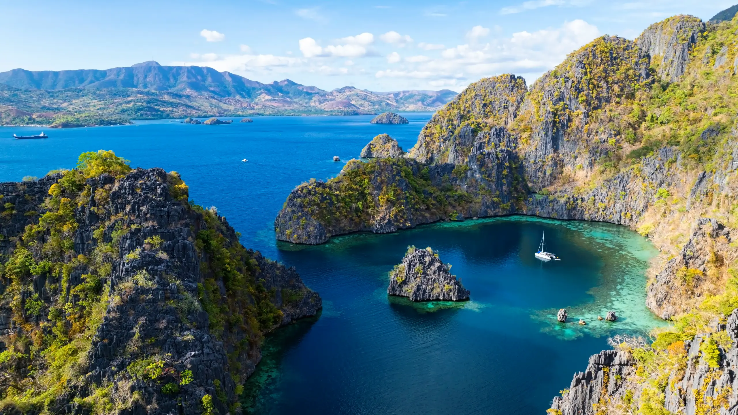 Navegación entre islas y acantilados de Palawan en Filipinas