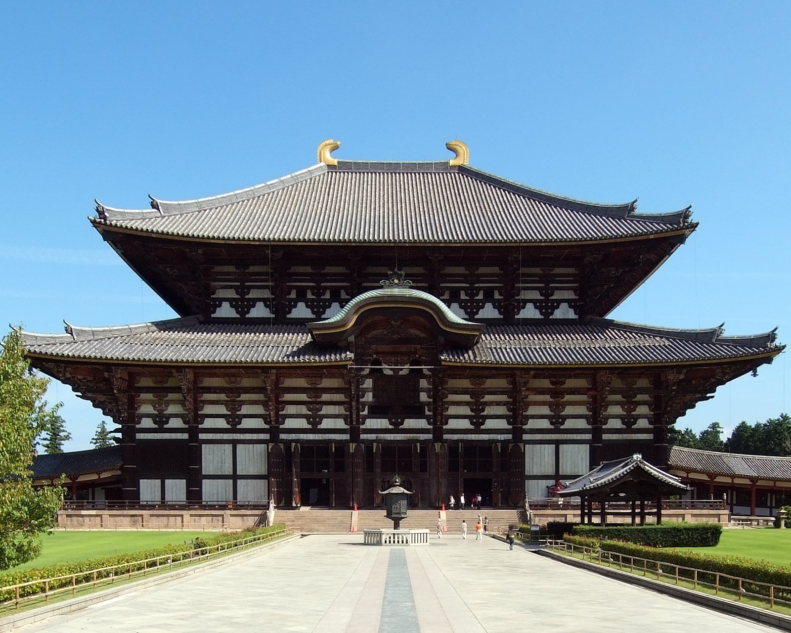 Templo y jardín tradicional de Japón en una ruta cultural