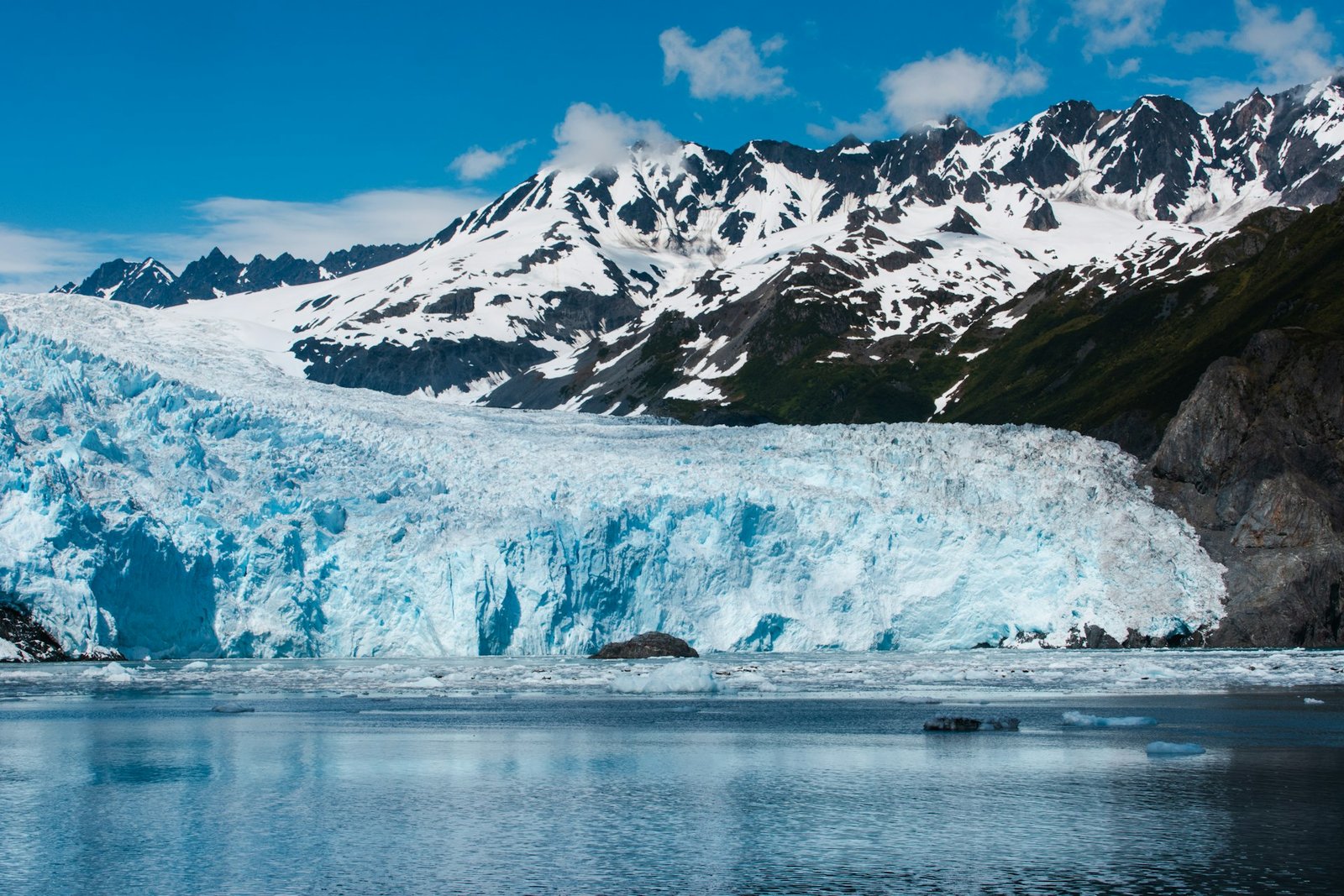 Glaciar que cae al mar en los fiordos de Kenai, Alaska, imagen de una luna de miel en Alaska