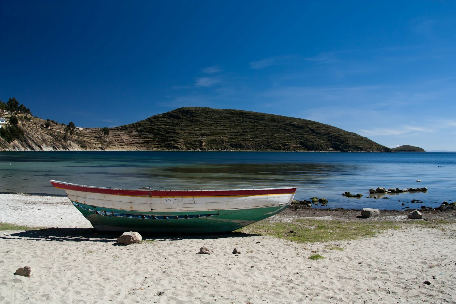 Barca en una playa de la Isla del Sol en el lago Titicaca, Bolivia