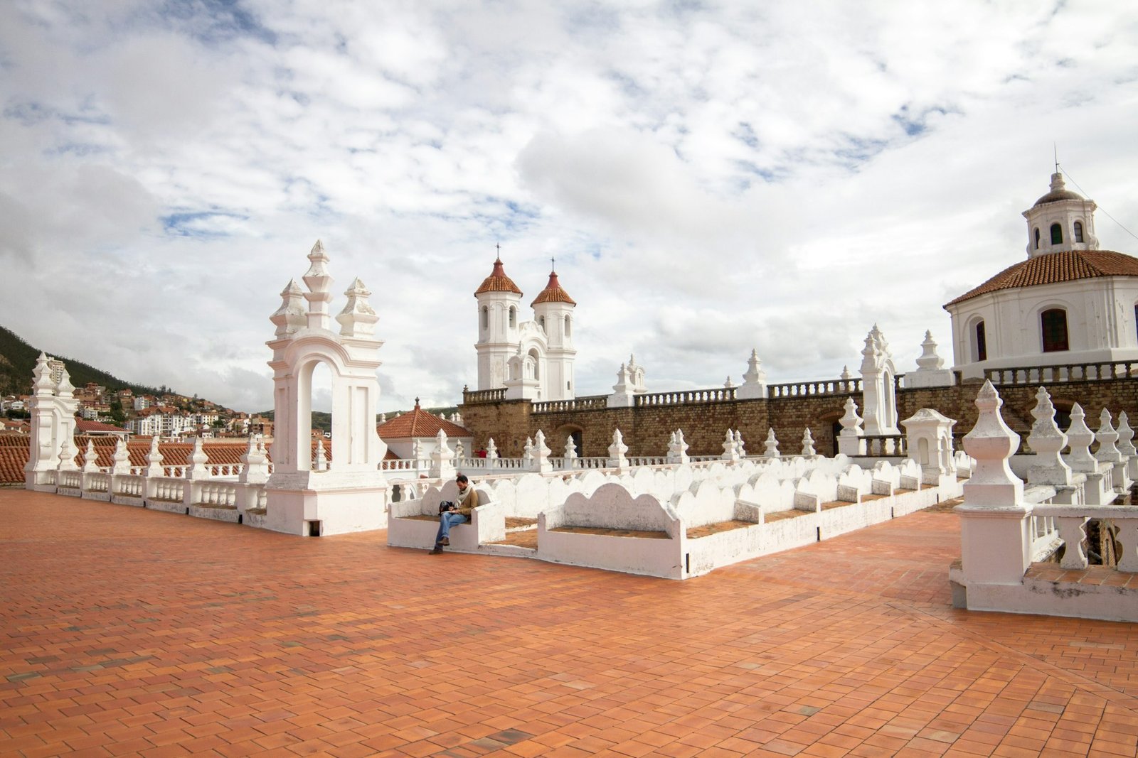 Azotea de ladrillo y cúpulas blancas de un convento en Sucre, Bolivia