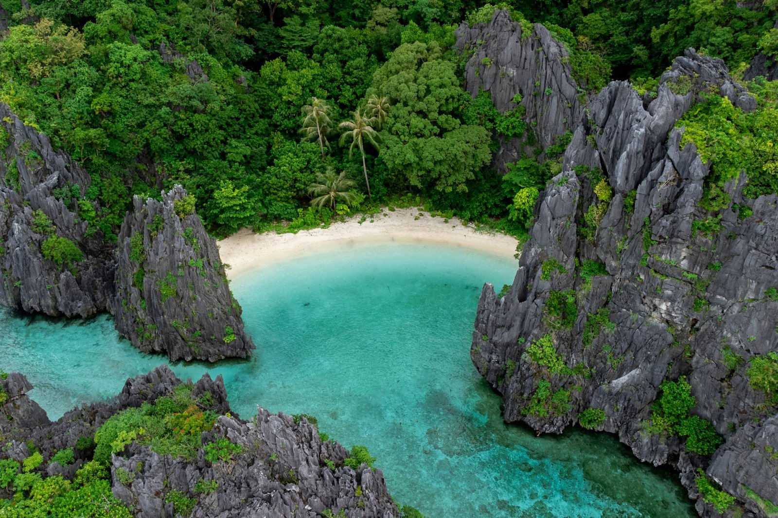 Playa de arena blanca entre acantilados de piedra caliza en El Nido, Palawan, luna de miel en Filipinas