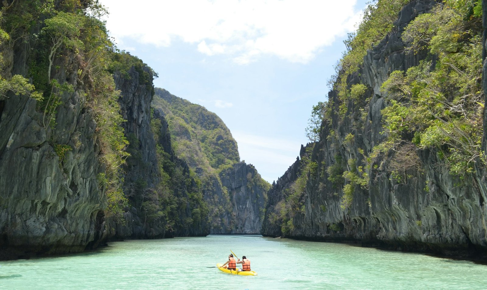 Laguna de agua turquesa rodeada de acantilados en El Nido, Palawan, durante una luna de miel en Filipinas