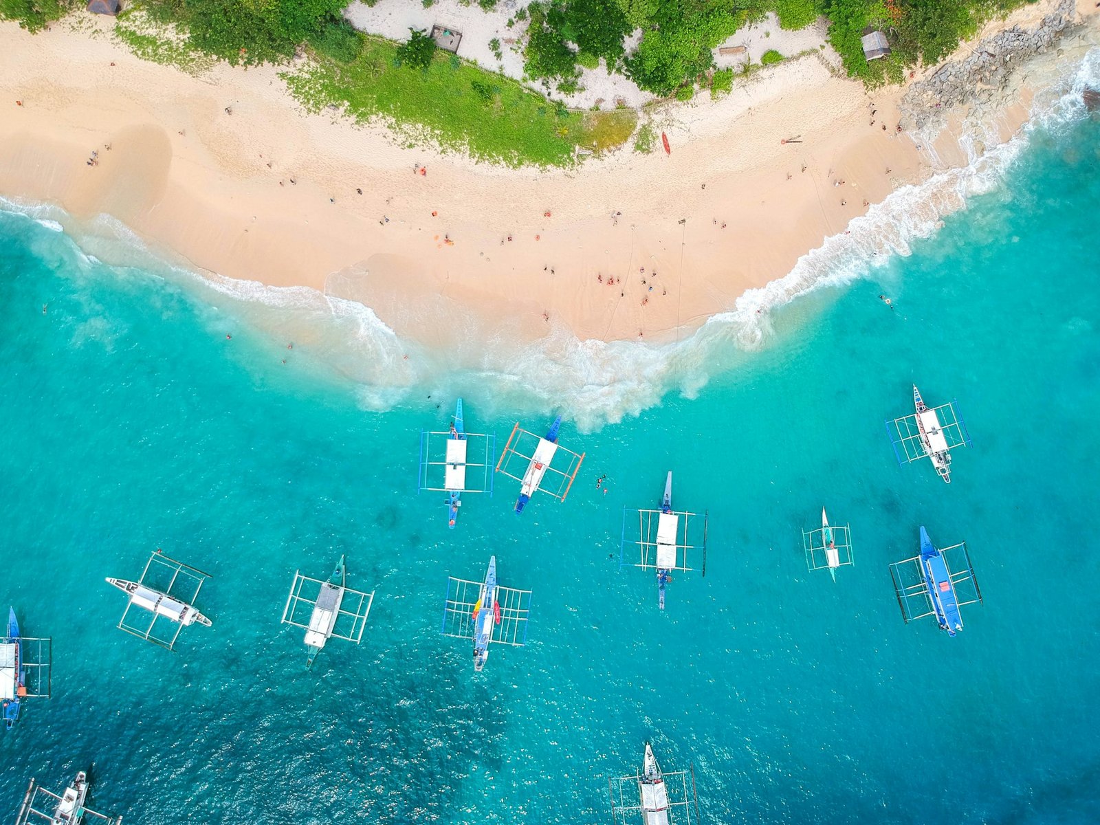 Barcos fondeados en aguas turquesas vistos desde el aire en Filipinas