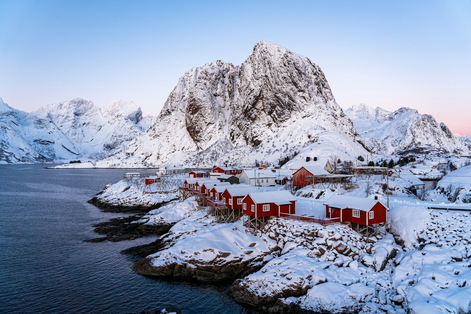 Cabañas rojas tradicionales sobre el agua en las islas Lofoten, Noruega