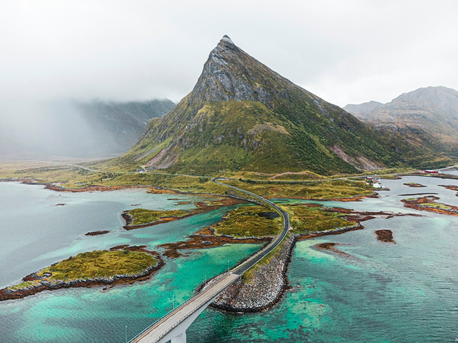 Vista aérea de una carretera que cruza entre islas y montañas en las Lofoten