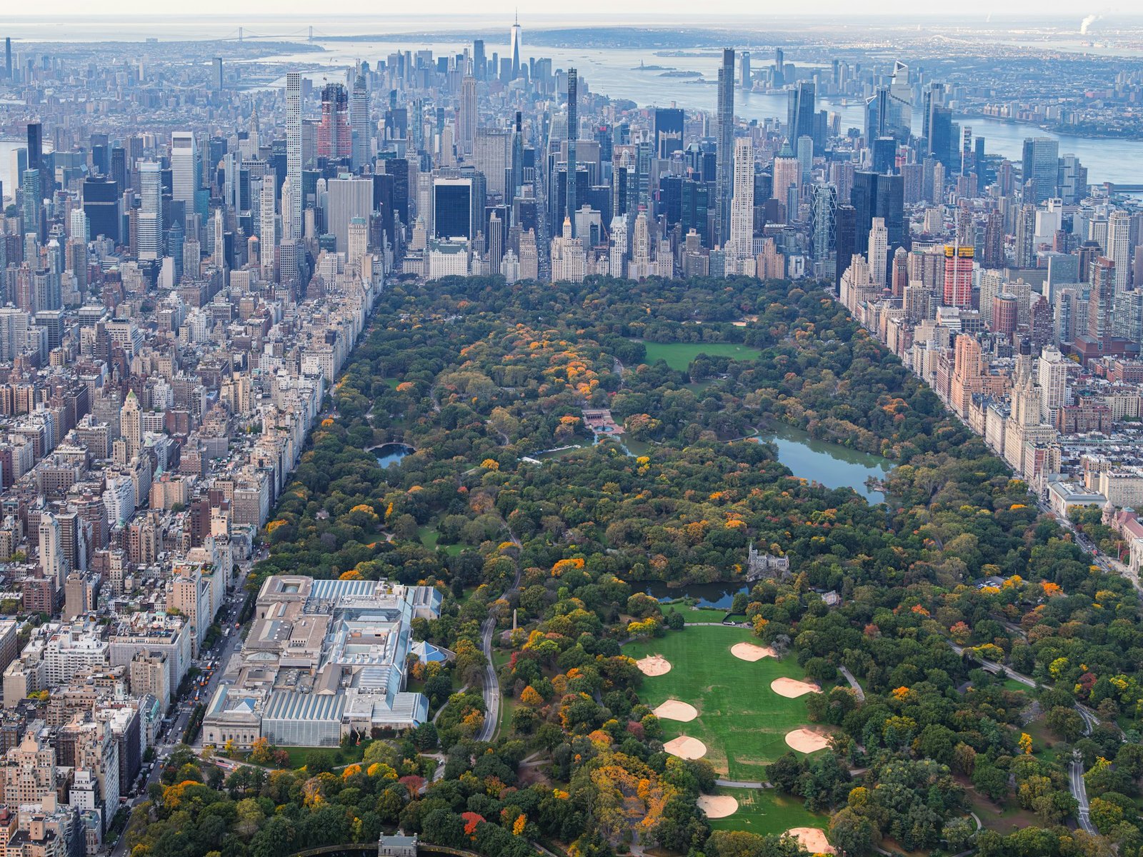 Vista aérea de Central Park rodeado de los rascacielos de Manhattan, luna de miel en Nueva York