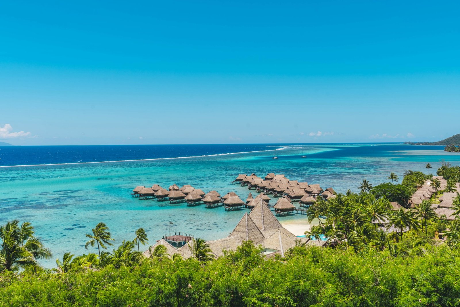 Laguna turquesa y bungalós sobre el agua en la Polinesia Francesa, imagen de una luna de miel en Tahití