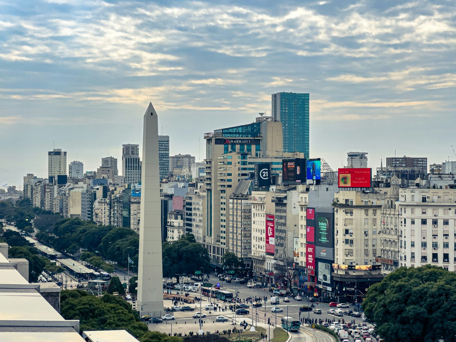 Avenida 9 de Julio con el Obelisco de Buenos Aires