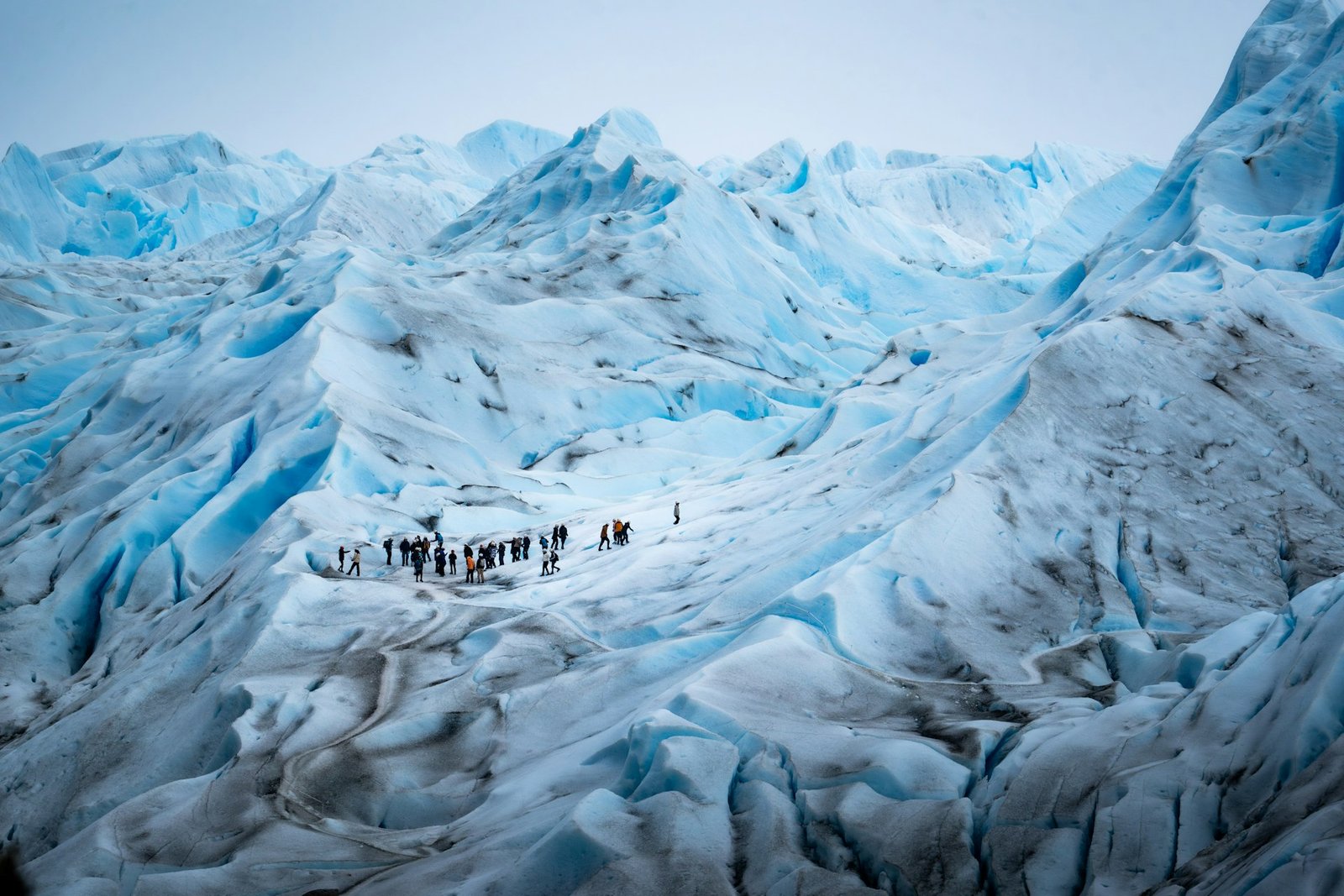 Excursionistas caminando sobre el glaciar Perito Moreno en la Patagonia argentina