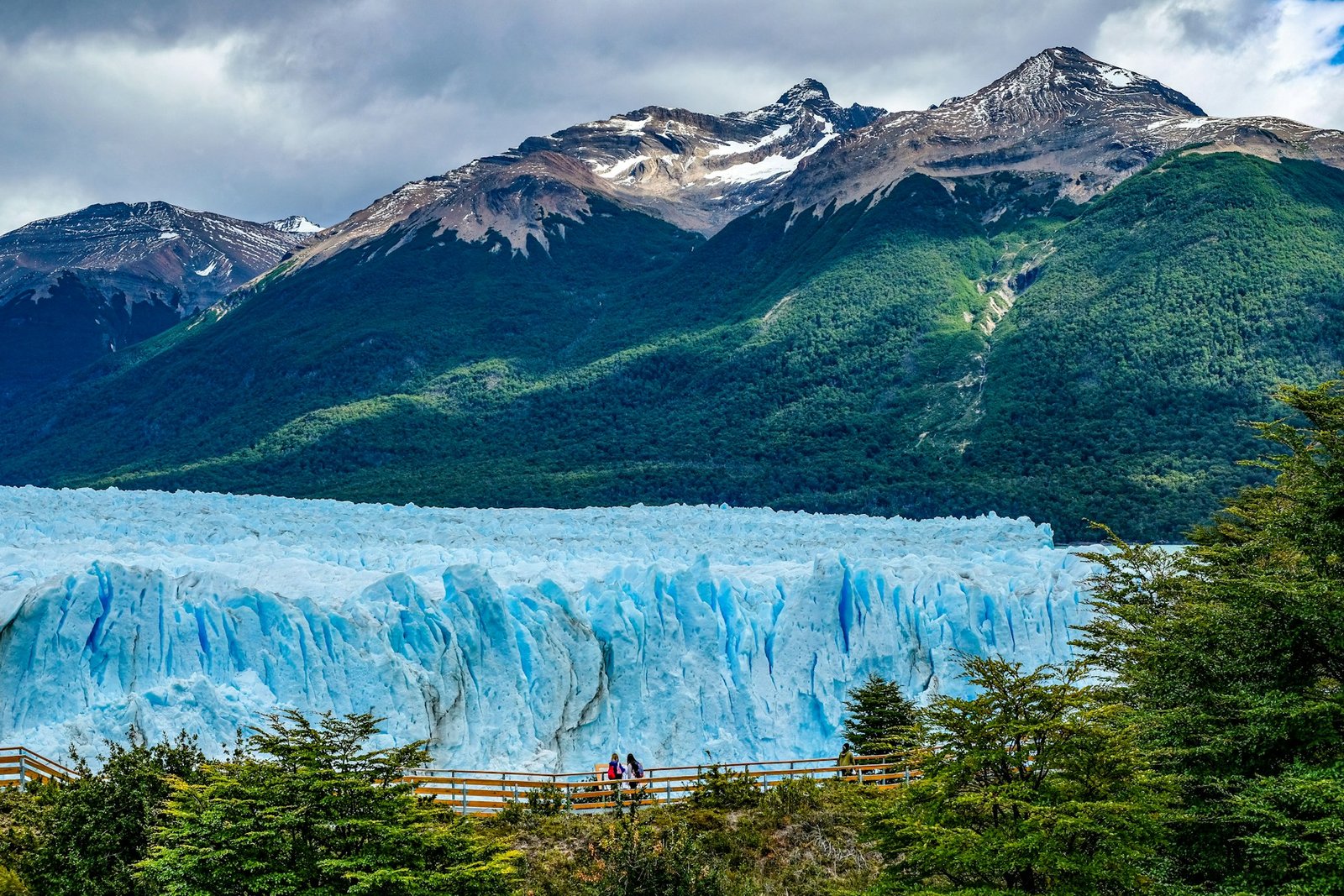 Glaciar Perito Moreno con montañas y lago turquesa en la Patagonia, imagen de la mejor época para viajar a Argentina