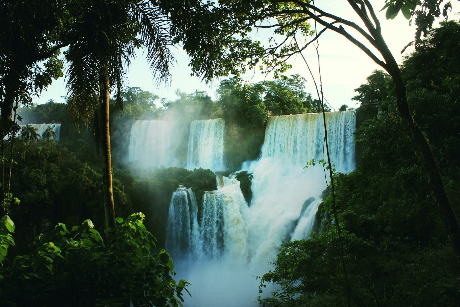 Cataratas de Iguazú entre selva subtropical en Argentina