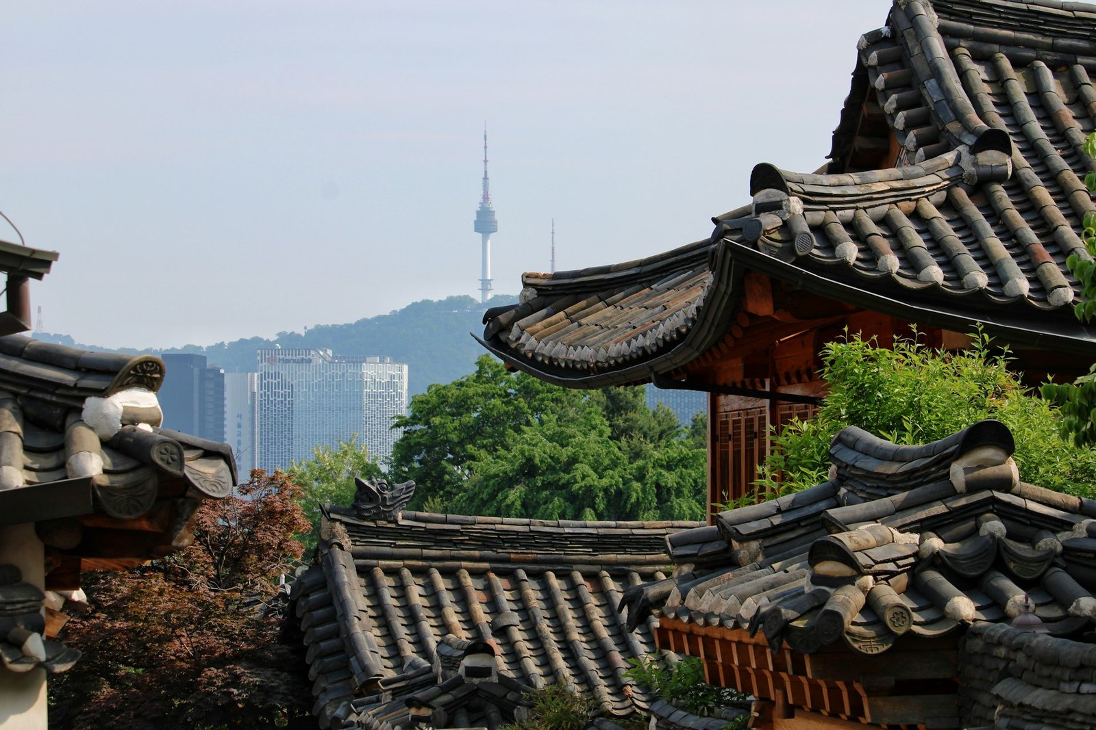 Casas tradicionales hanok del barrio de Bukchon con la N Seoul Tower al fondo en Seúl