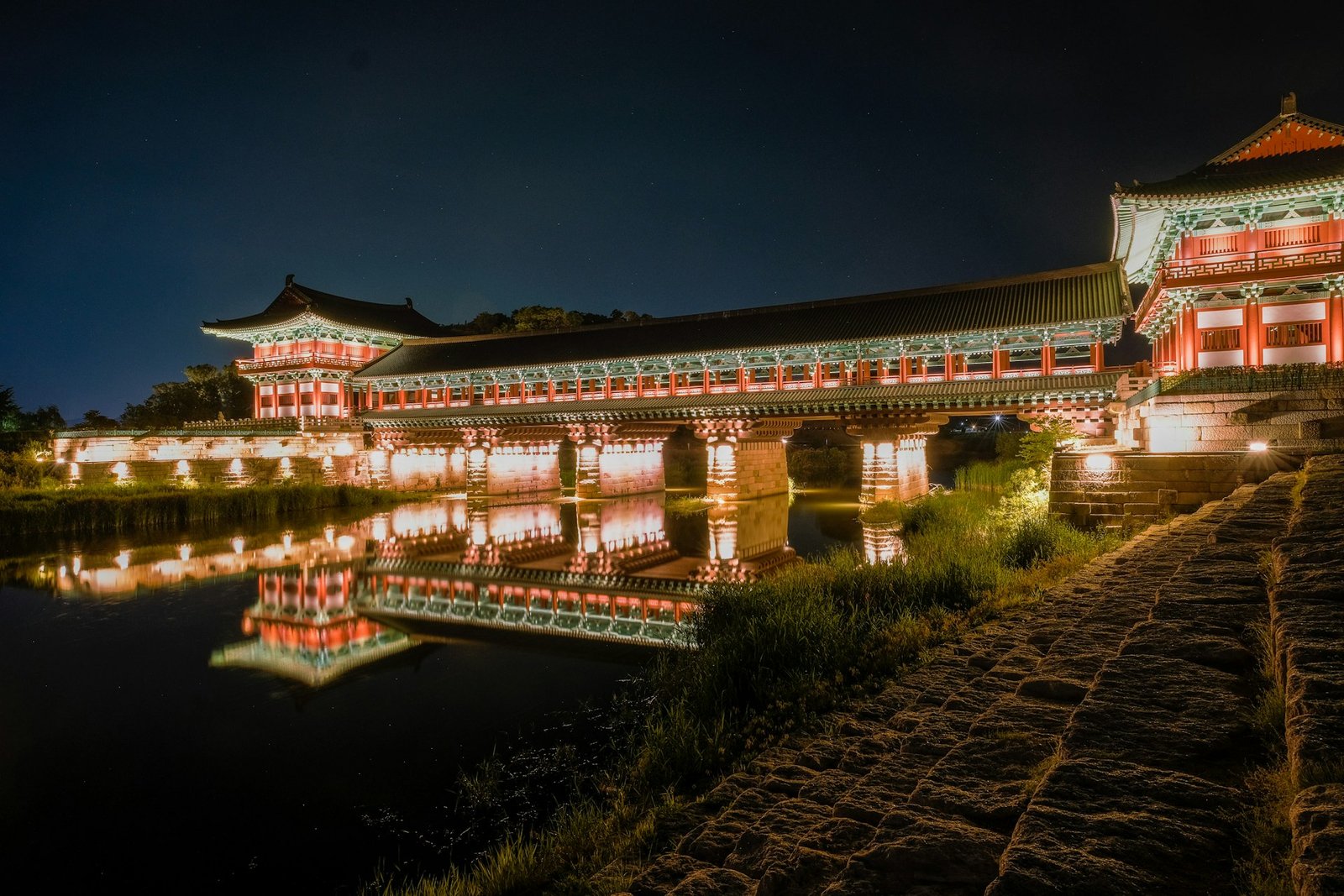 Pabellones del estanque de Donggung y Wolji iluminados al anochecer en Gyeongju, Corea del Sur