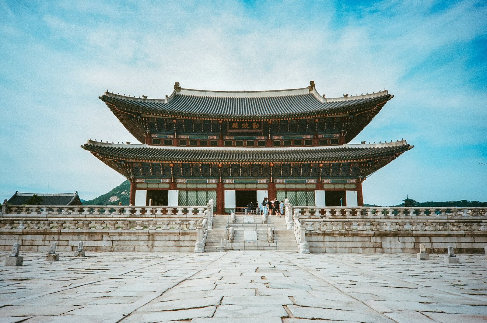 Palacio de Gyeongbokgung en Seúl con cielo despejado, imagen de la mejor época para viajar a Corea del Sur