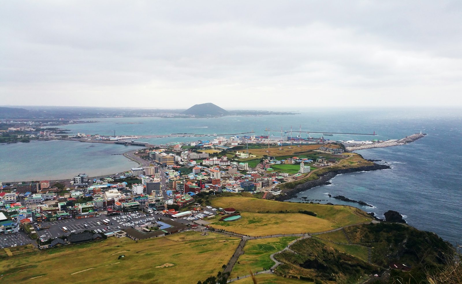 Vista aérea de la costa de Jeju, isla volcánica de Corea del Sur