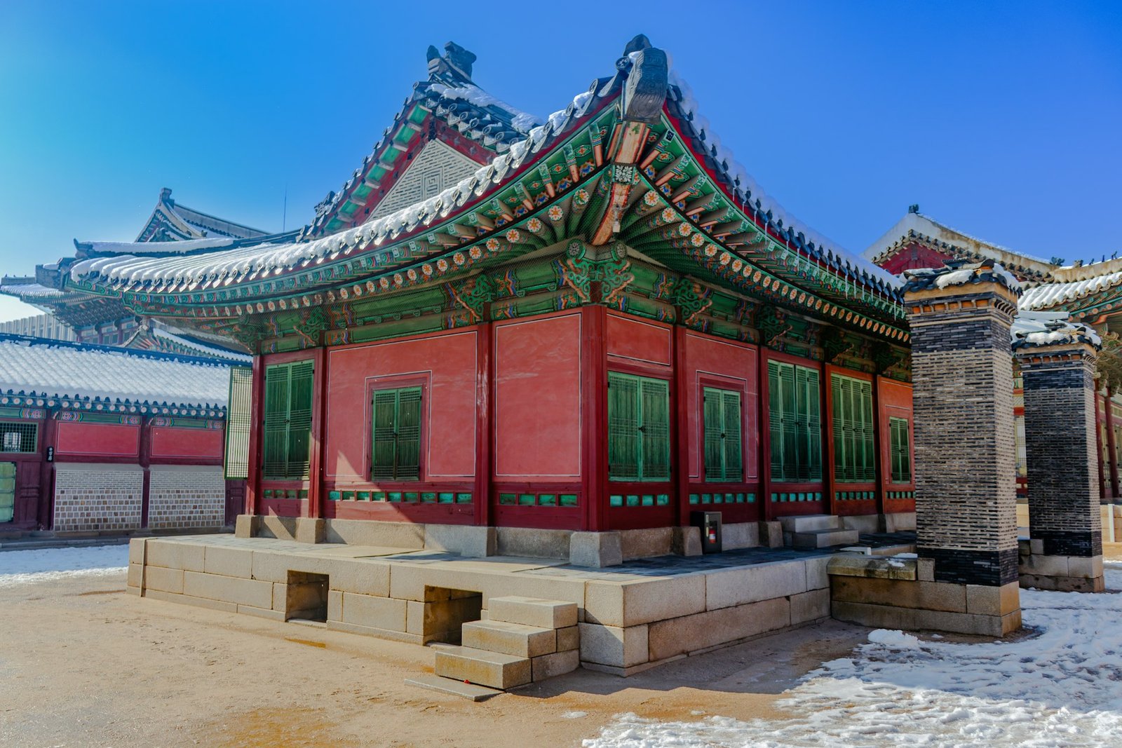 Palacio de Gyeongbokgung cubierto de nieve en invierno, Seúl, Corea del Sur