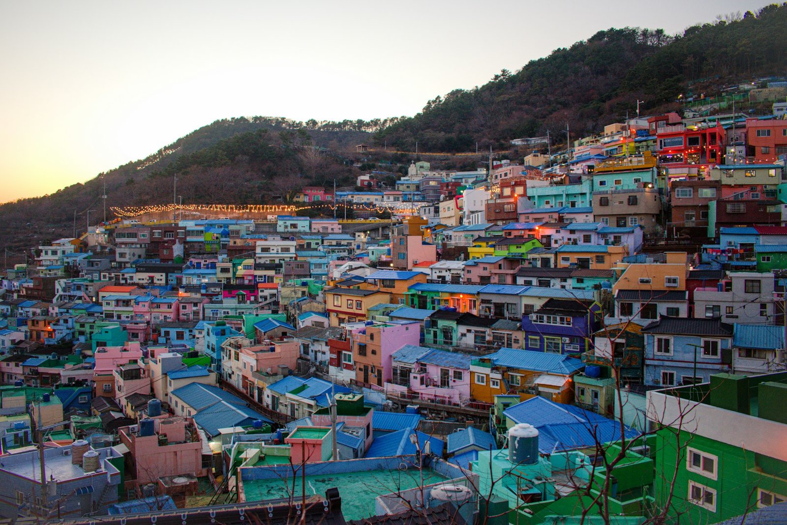 Casas de colores en ladera del barrio de Gamcheon en Busan, Corea del Sur