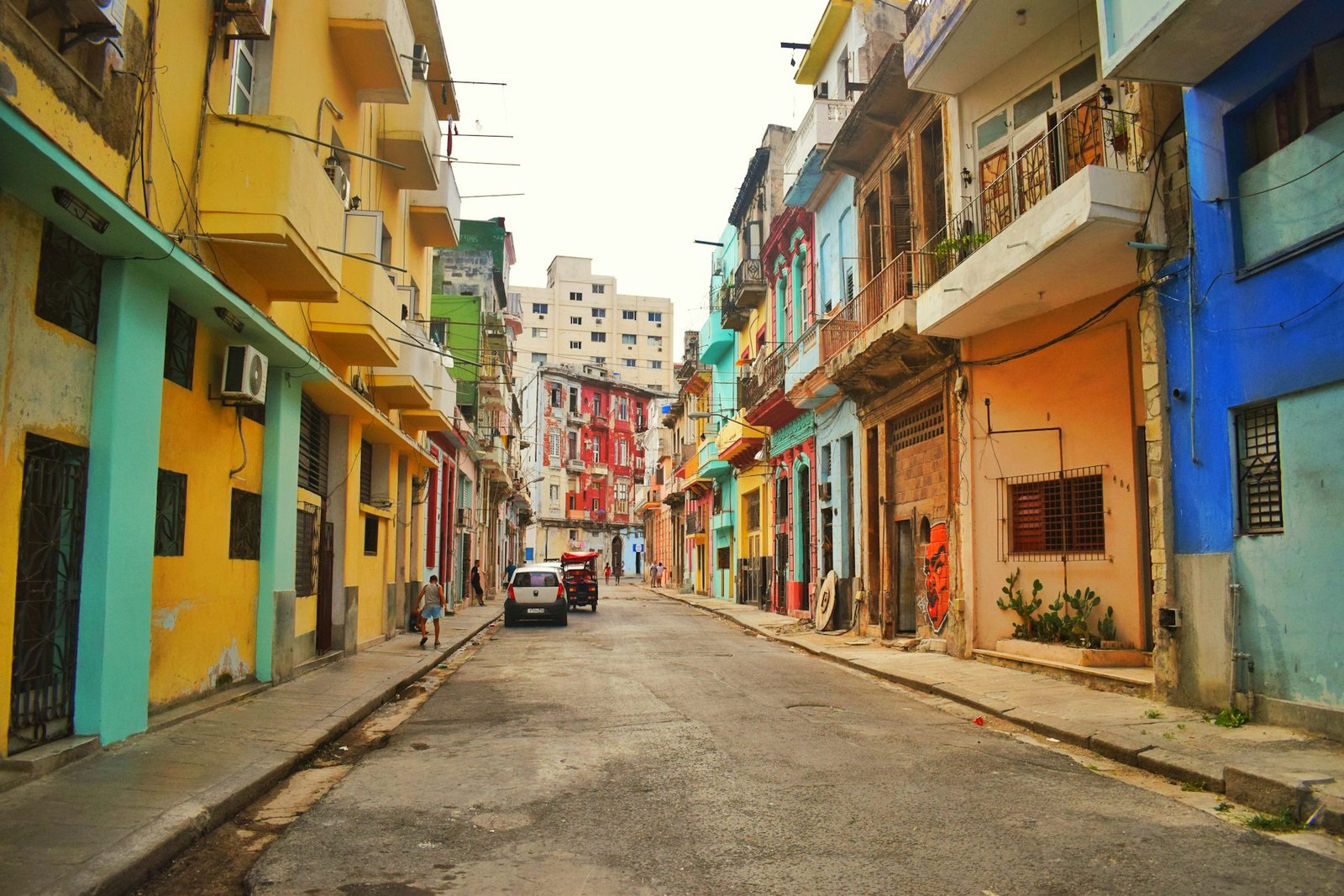 Calle colorida de La Habana con fachadas pastel y un coche clásico