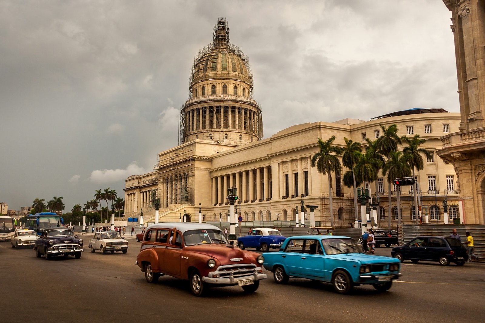 Capitolio de La Habana con coches clásicos, imagen de la mejor época para viajar a Cuba