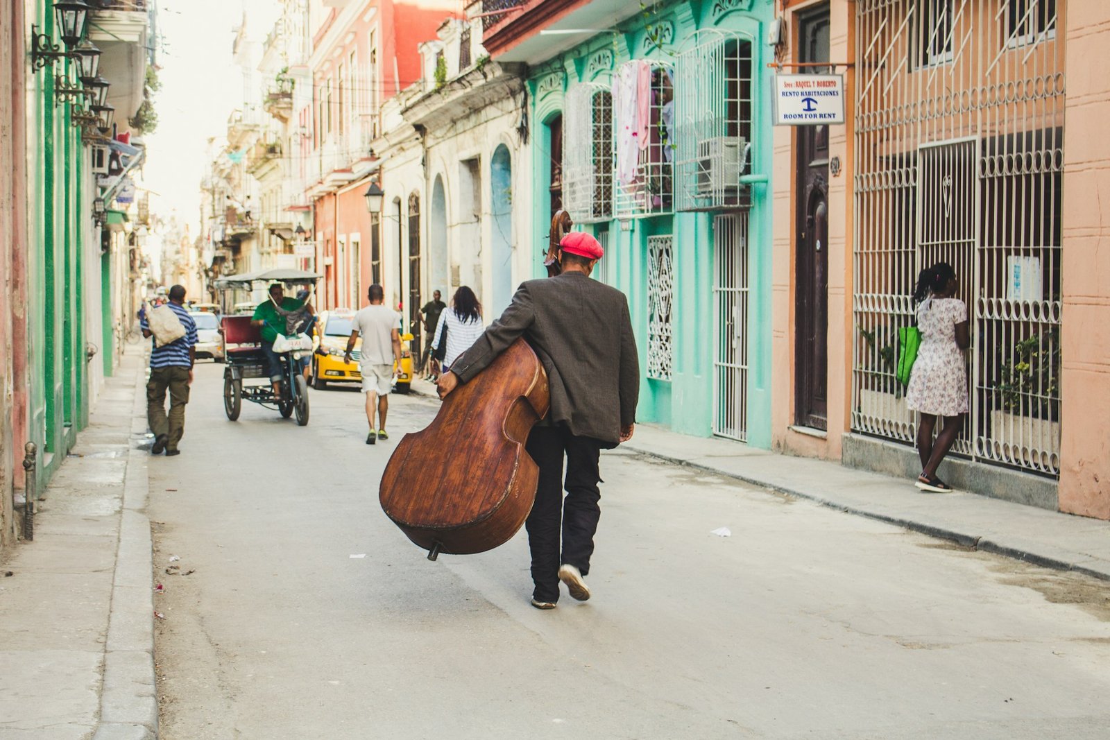 Músico con contrabajo caminando por una calle de La Habana, Cuba