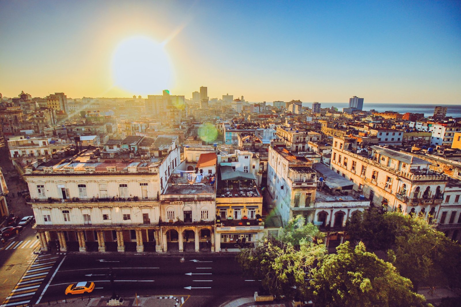 Vista de La Habana con el sol sobre los tejados, la mejor época para viajar a Cuba