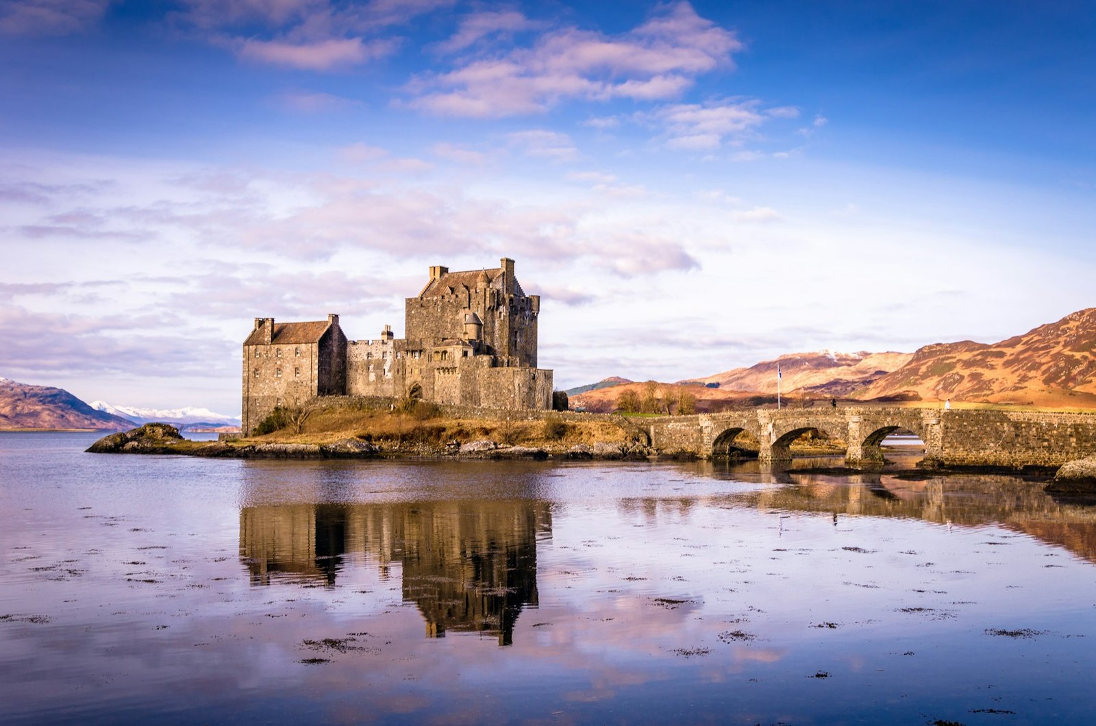 Castillo de Eilean Donan reflejado en el lago, imagen de la mejor época para viajar a Escocia