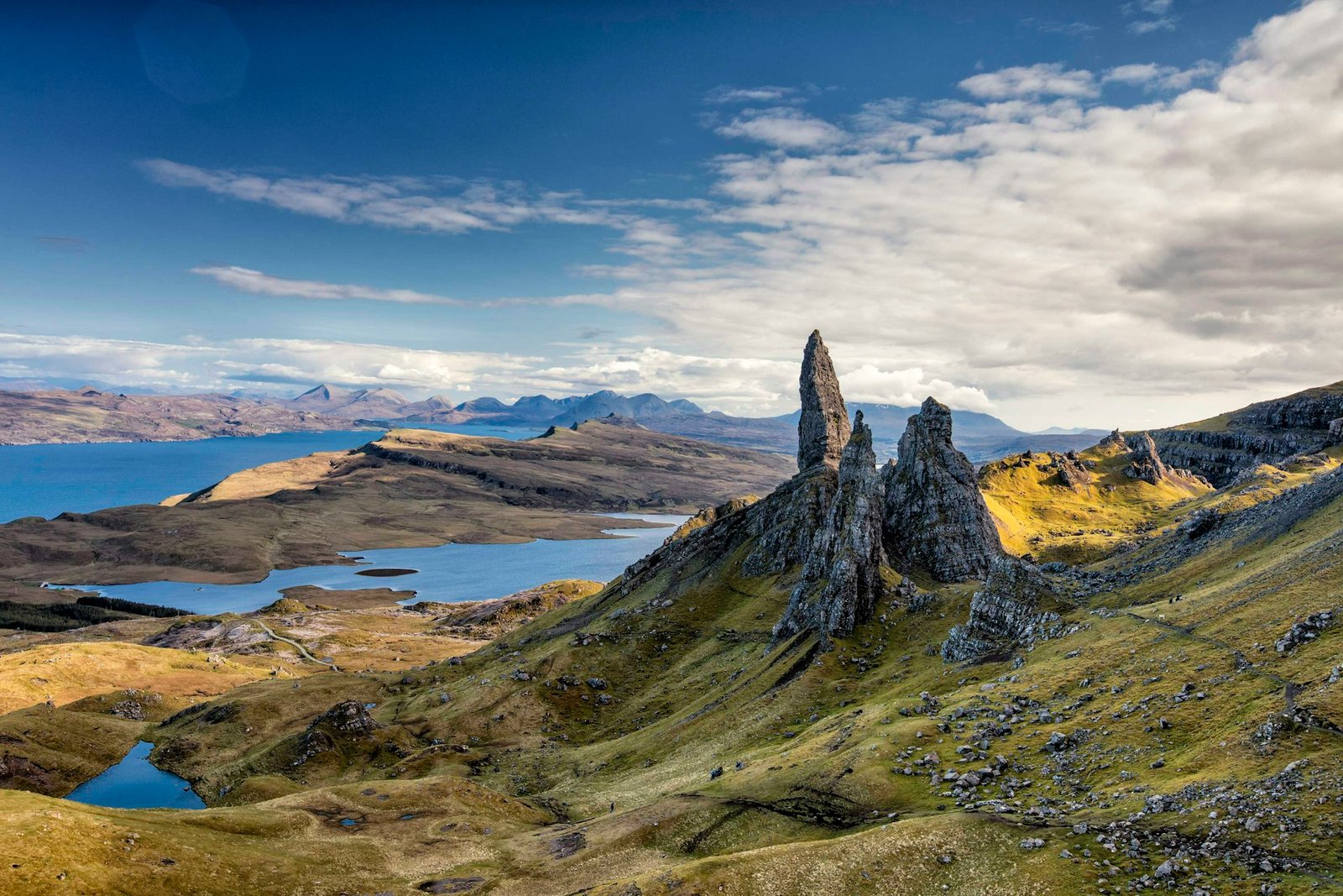 Formaciones rocosas del Old Man of Storr en la isla de Skye, Escocia