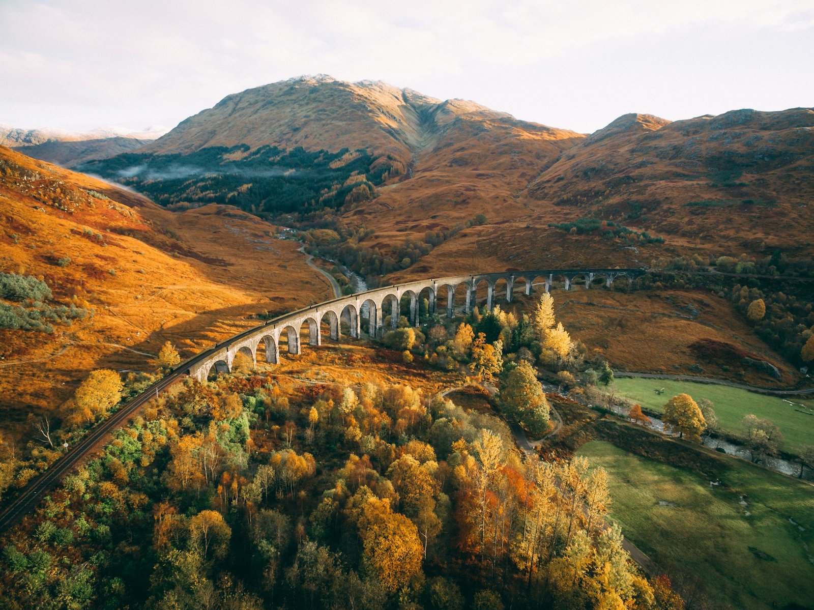 Viaducto de Glenfinnan rodeado de colores otoñales en las Highlands de Escocia
