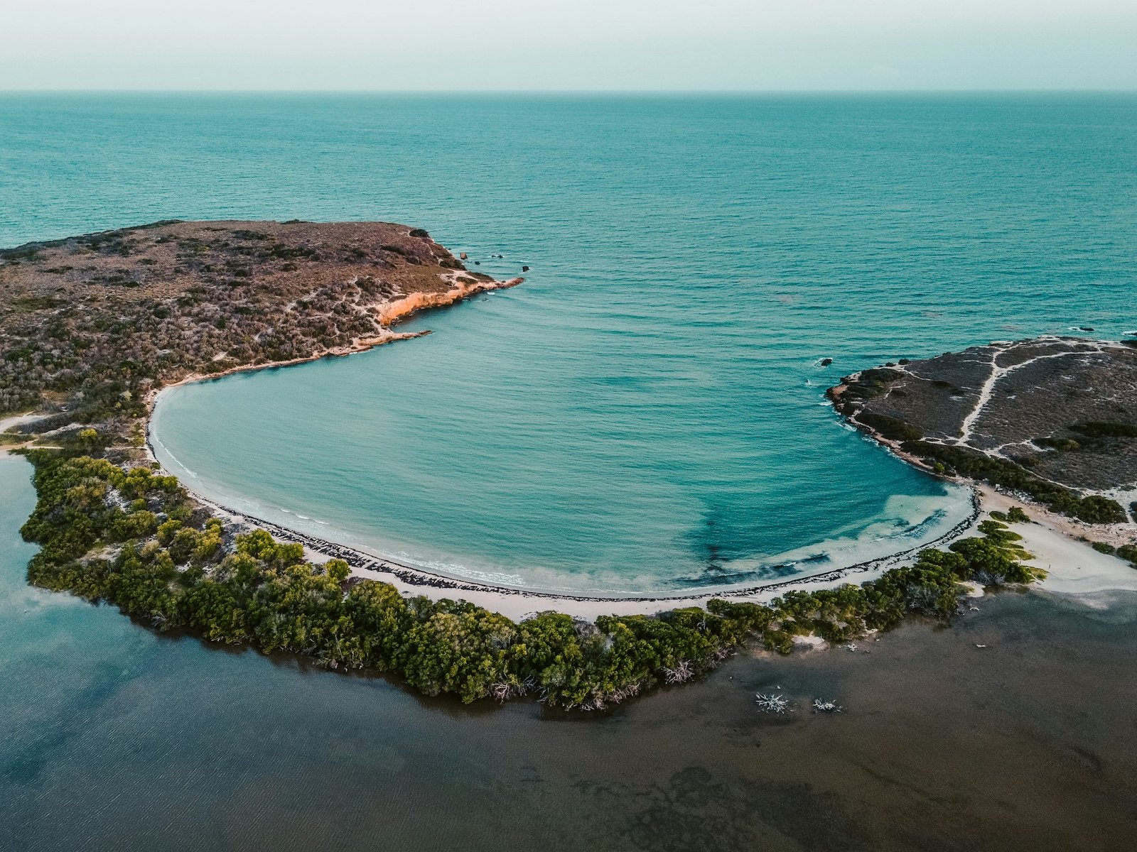 Bahía de aguas turquesas en la costa de Puerto Rico