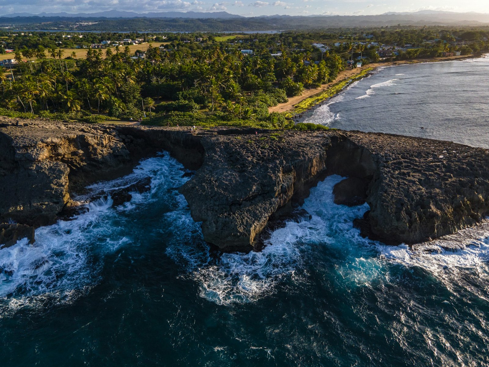 Costa de Puerto Rico con acantilados y oleaje