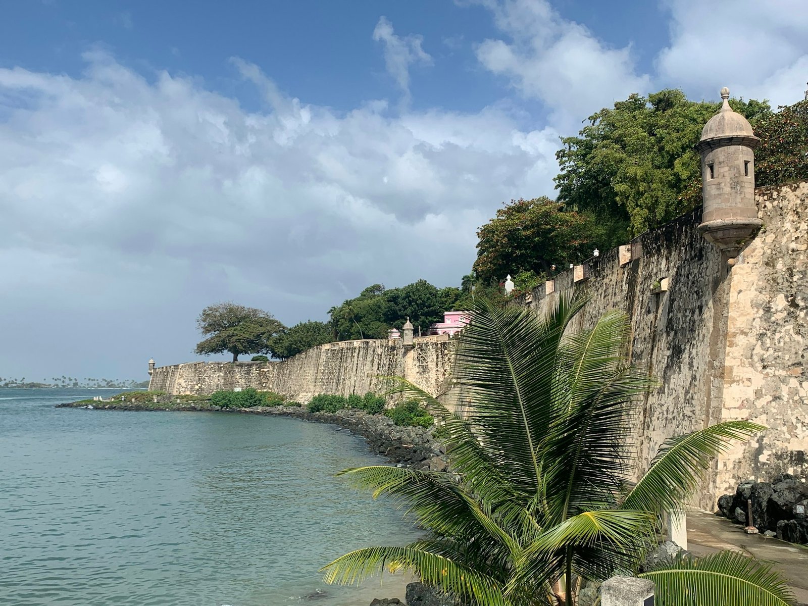 Murallas del Viejo San Juan frente al mar en Puerto Rico