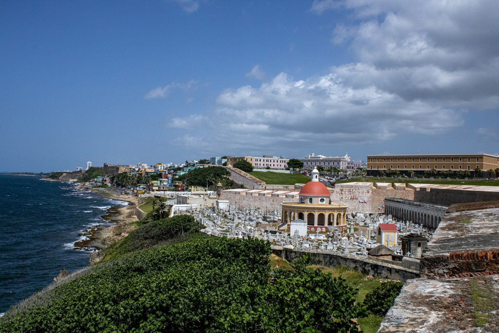 Viejo San Juan junto al mar con el cementerio y las fortificaciones